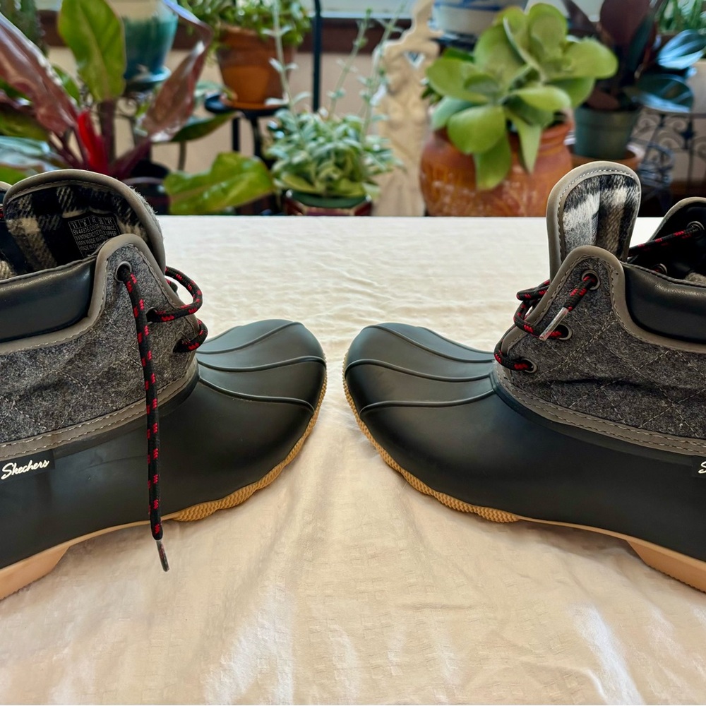 New with Tags! Skechers Black and Gray Winter Boots with Waterproof Base - Picture 7 of 9